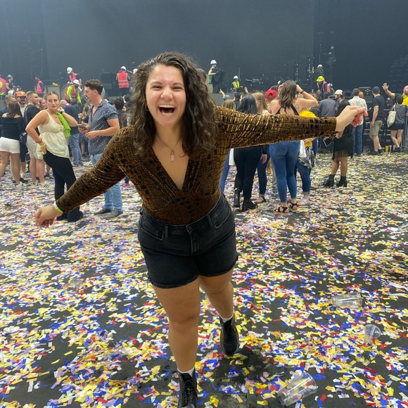 Meet your Posher, Tory - Picture 2 of 3